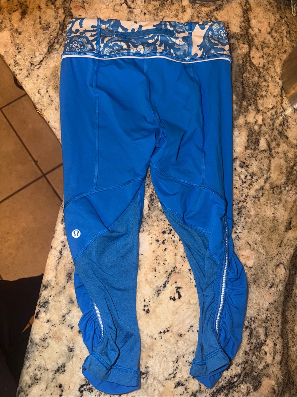 RARE Lululemon Blue Athletic Capri Leggings with ruching - Excellent Condition